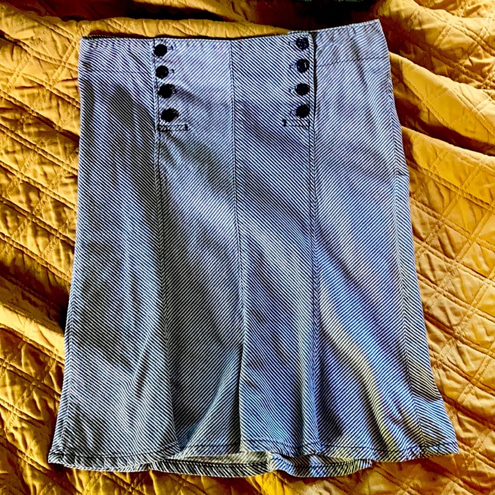 Delia’s blue denim skirt, sz 9/10. Falls just past knees. Buttons in front